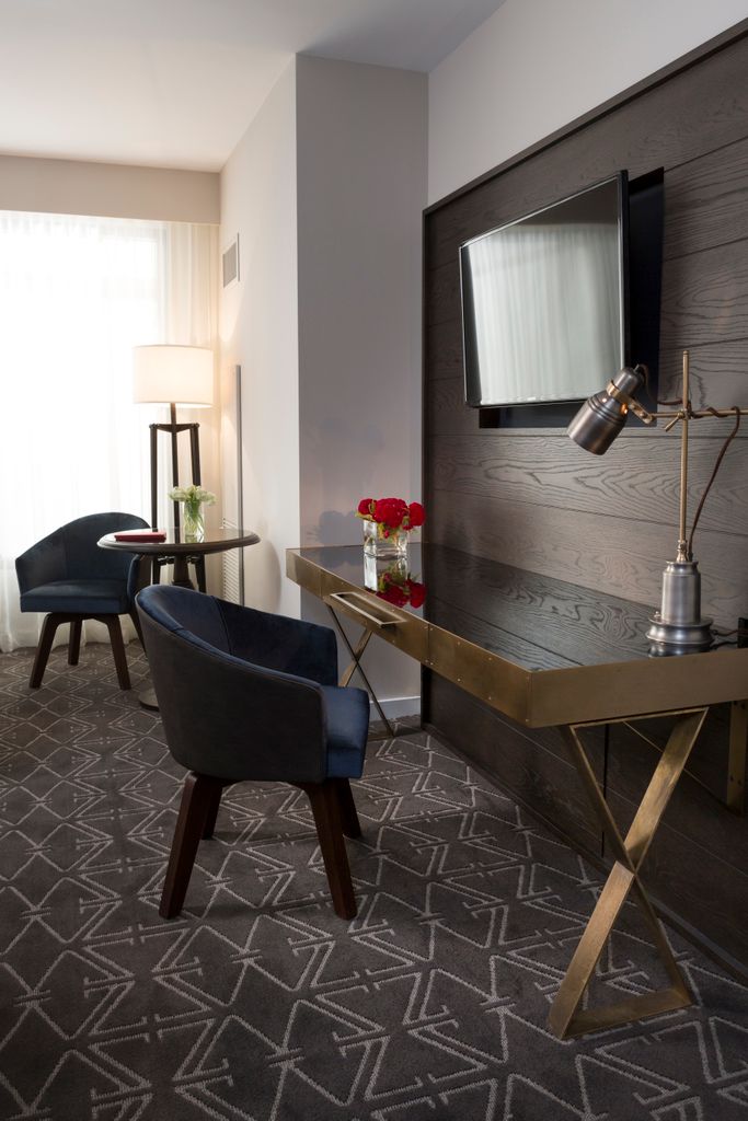 S Sxsw Com Dog 2018 06 17t21 15 42z Tv Desk And Chair Detailed Jpg