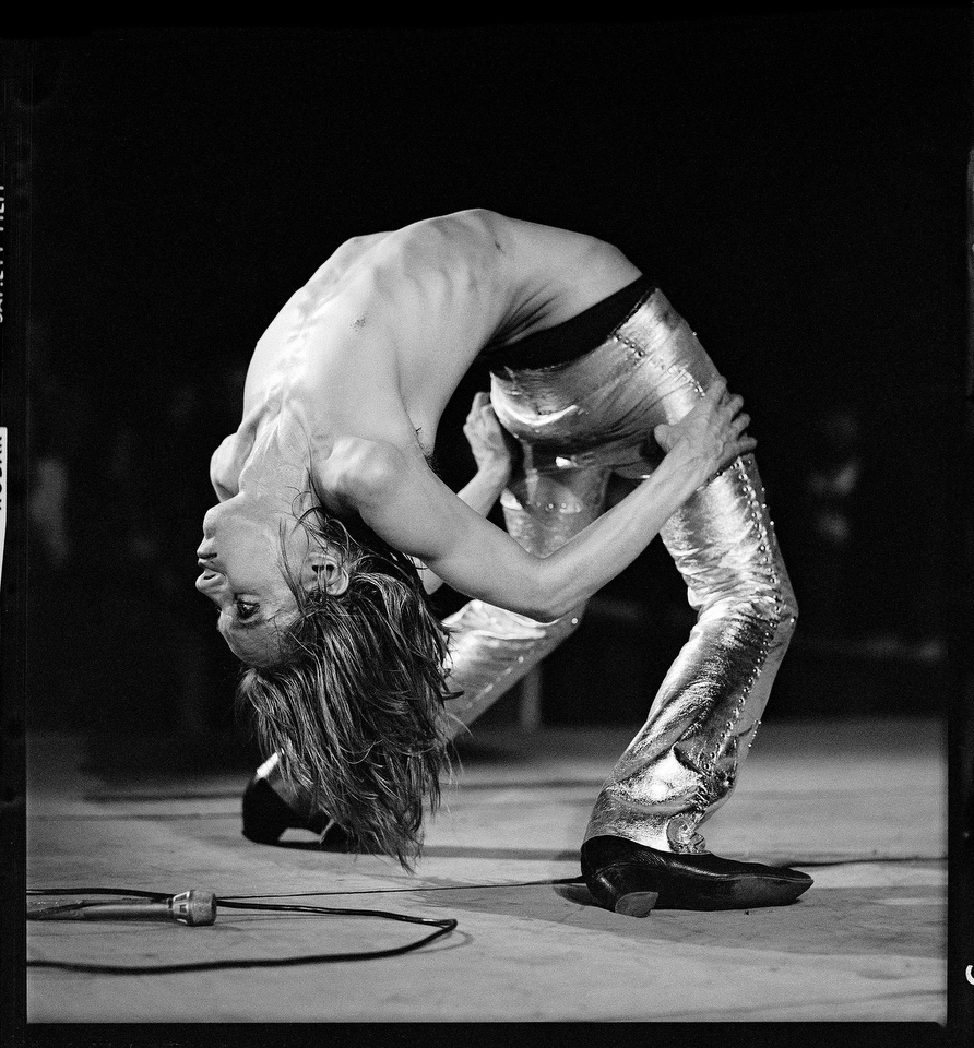 Iggy Pop performing at King's Cross Cinema in London, July 15, 1972. © Alec Byrne. www.uberarchives.com